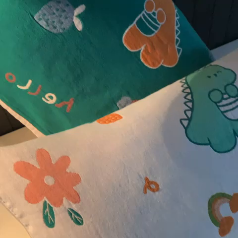 91家纺网 家纺一手货源 找家纺 爱港家纺 2024新款新疆棉水洗色织纱布单人情侣枕巾一对装 绿恐龙