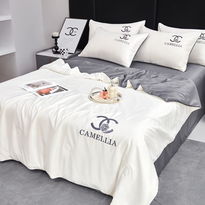 91家纺网 家纺一手货源 找家纺 利欧 2025新款水洗冰丝刺绣夏被四件套-茶花系列 米黄+摩卡灰