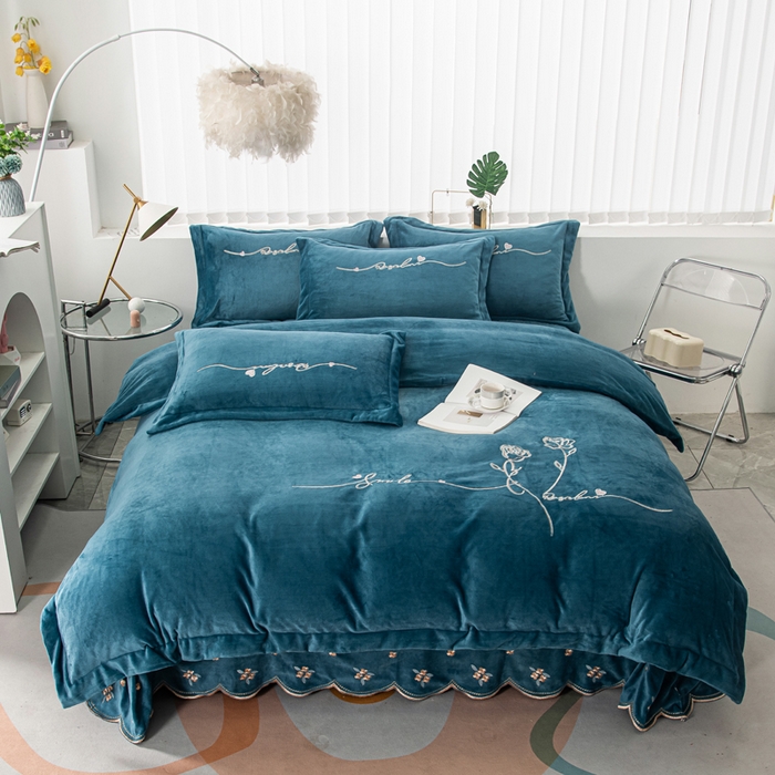 91家纺网 家纺一手货源 找家纺 乐嘉盈 2025新款牛奶绒刺绣床盖款四件套-心怡玫瑰 心怡玫瑰-深蓝