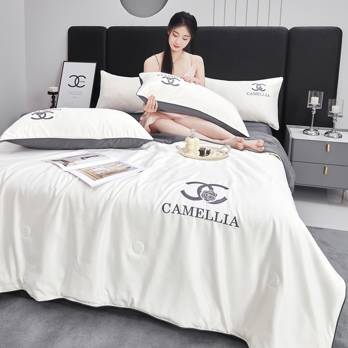 91家纺网 家纺一手货源 找家纺 利欧 2025新款水洗冰丝刺绣夏被四件套-茶花系列 米黄+摩卡灰