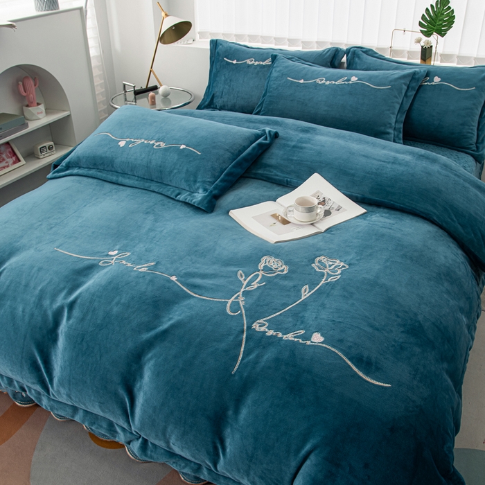 91家纺网 家纺一手货源 找家纺 乐嘉盈 2025新款牛奶绒刺绣床盖款四件套-心怡玫瑰 心怡玫瑰-深蓝