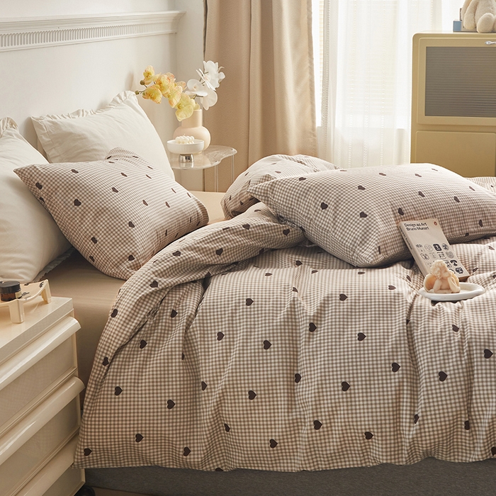 91家纺网 家纺一手货源 找家纺 绫韵 2024新款全棉13372清新小碎花纯棉四件套 格子爱心