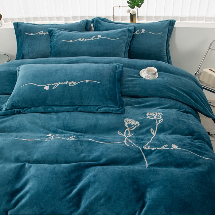 91家纺网 家纺一手货源 找家纺 乐嘉盈 2025新款牛奶绒刺绣床盖款四件套-心怡玫瑰 心怡玫瑰-深蓝