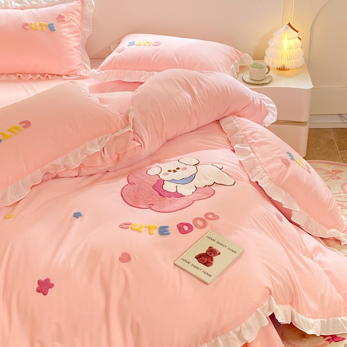 91家纺网 家纺一手货源 找家纺 易禾家纺 2024新款专板花型亲肤水洗棉毛巾绣四件套-跳跳狗 跳跳狗-粉