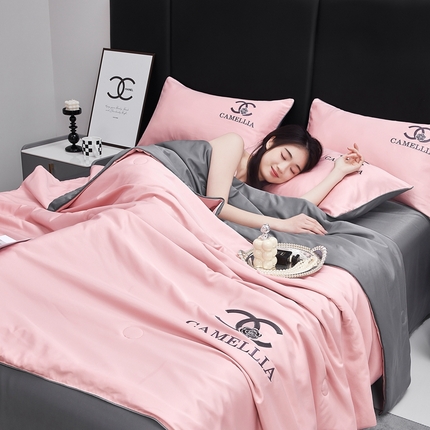 91家纺网 家纺一手货源 找家纺 （总）利欧 2025新款水洗冰丝刺绣夏被四件套-茶花系列