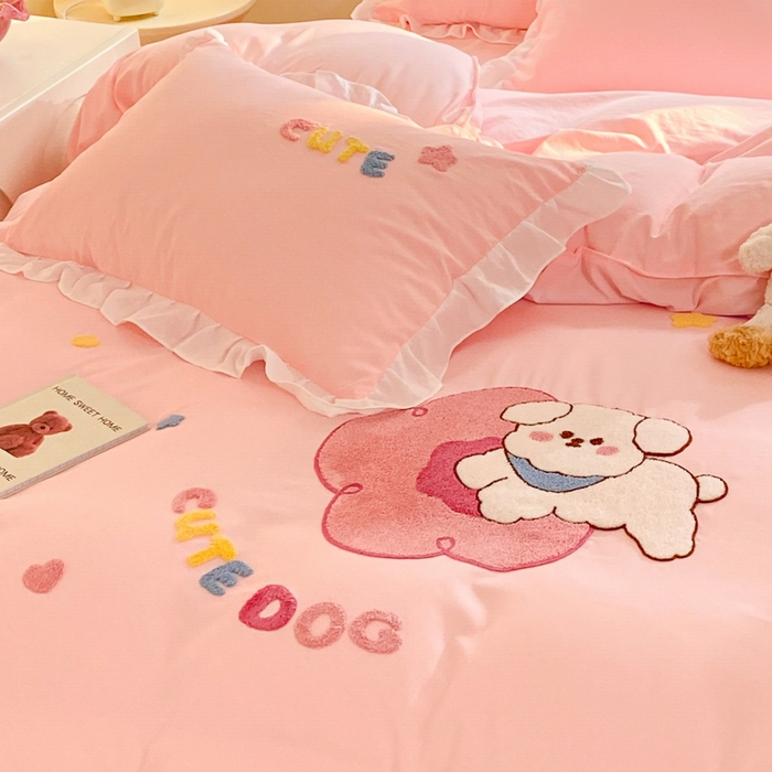 91家纺网 家纺一手货源 找家纺 易禾家纺 2024新款专板花型亲肤水洗棉毛巾绣四件套-跳跳狗 跳跳狗-粉