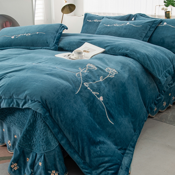 91家纺网 家纺一手货源 找家纺 乐嘉盈 2025新款牛奶绒刺绣床盖款四件套-心怡玫瑰 心怡玫瑰-深蓝