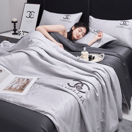 91家纺网 家纺一手货源 找家纺 （总）利欧 2025新款水洗冰丝刺绣夏被四件套-茶花系列