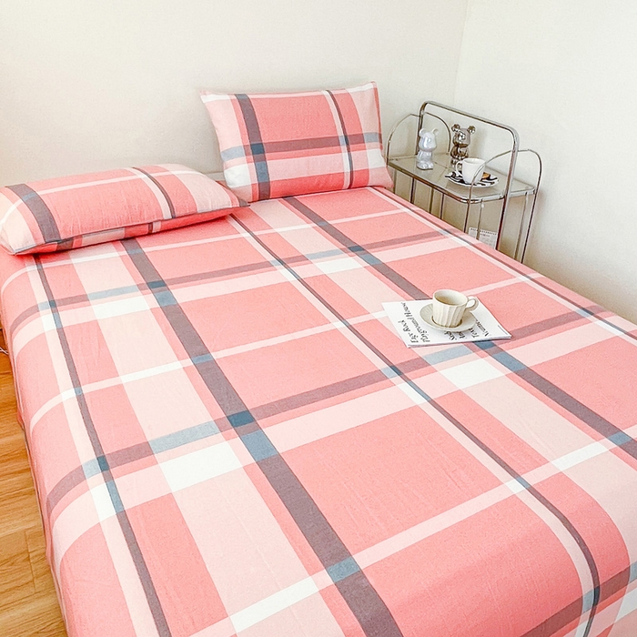 91家纺网 家纺一手货源 找家纺 棉乐町家居 2025新款爆款印花老粗布床单系列 格恋情怀-粉