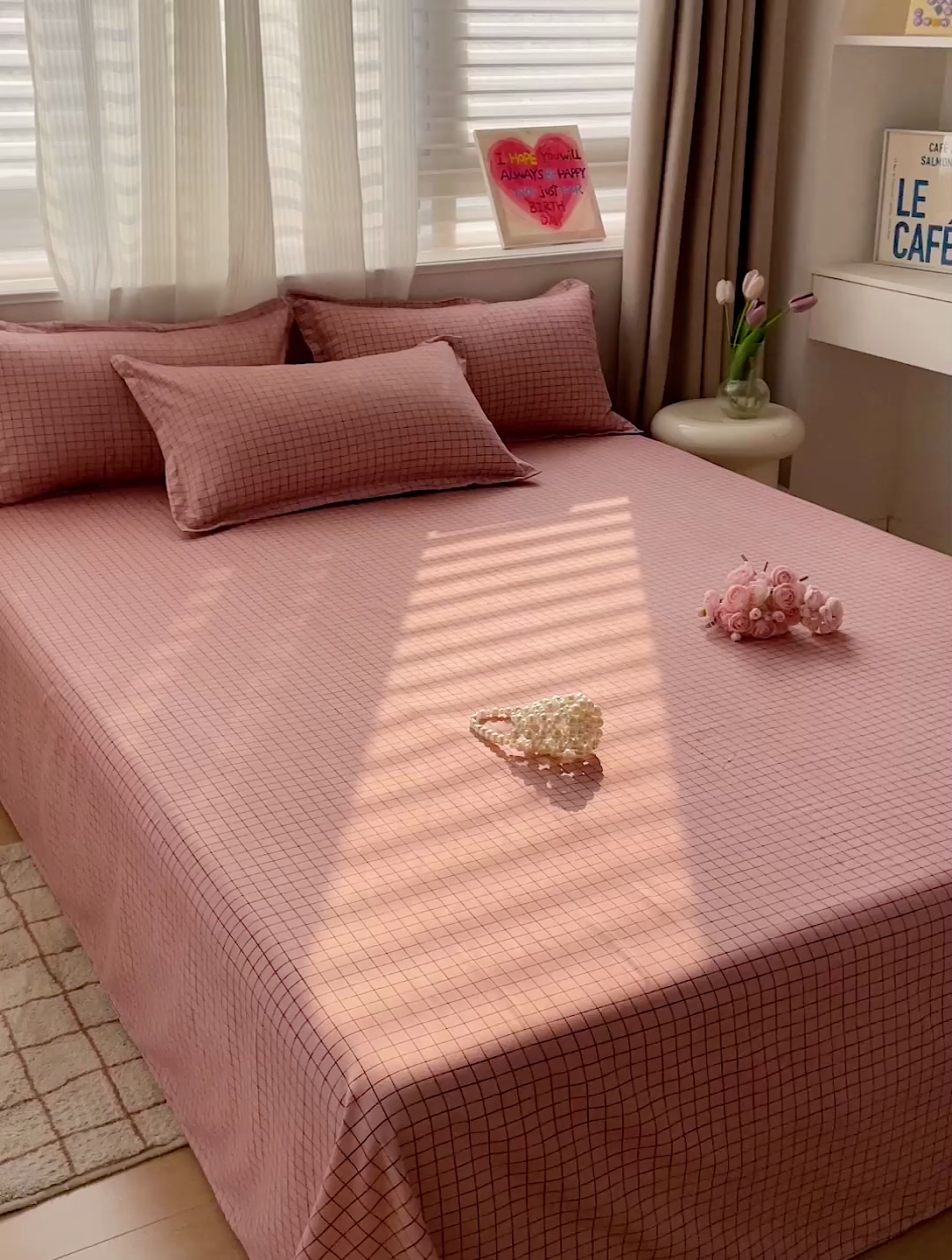 91家纺网 家纺一手货源 找家纺 楠沐家纺  2025年新款亲肤水洗棉芦荟棉印花床单系列 小粉格