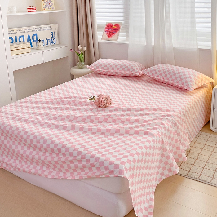 91家纺网 家纺一手货源 找家纺 楠沐家纺  2025年新款亲肤水洗棉芦荟棉印花床单系列 棋盘格-粉