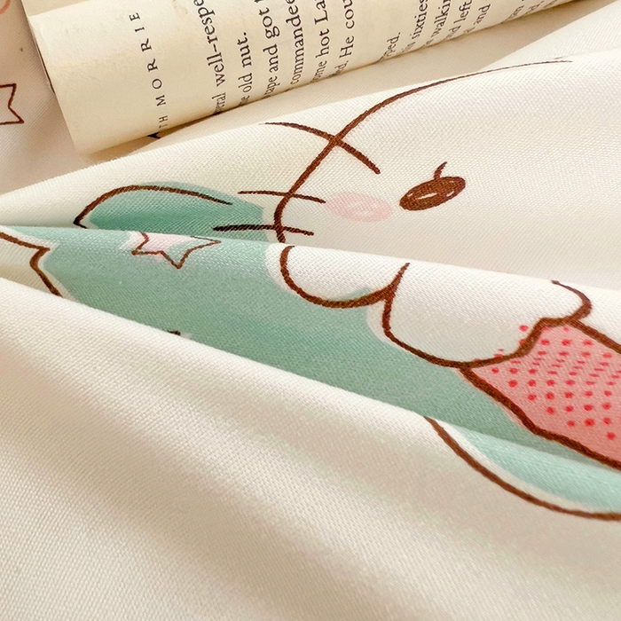 91家纺网 家纺一手货源 找家纺 楠沐家纺 2025新款亲肤柔软水洗棉磨毛印花被套 KT粉蓝喵喵