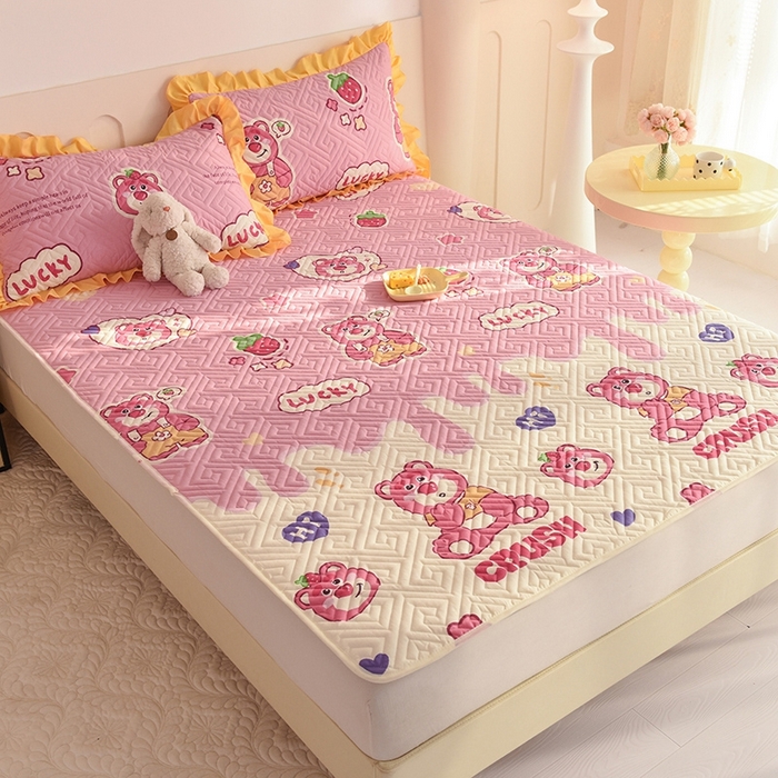 91家纺网 家纺一手货源 找家纺 美达家纺 2025新款A类全棉夹棉系列床垫床护垫  草莓熊宝