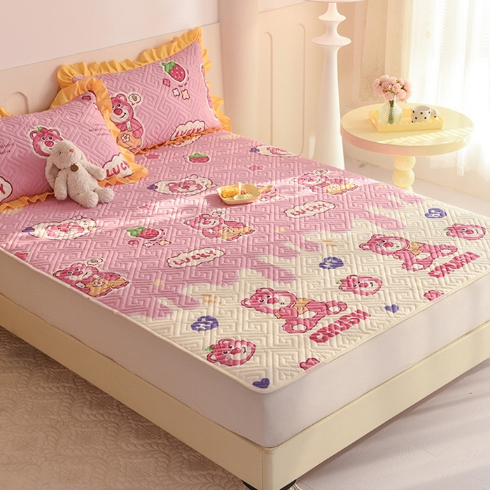 91家纺网 家纺一手货源 找家纺 美达家纺 2025新款A类全棉夹棉系列床垫床护垫  草莓熊宝