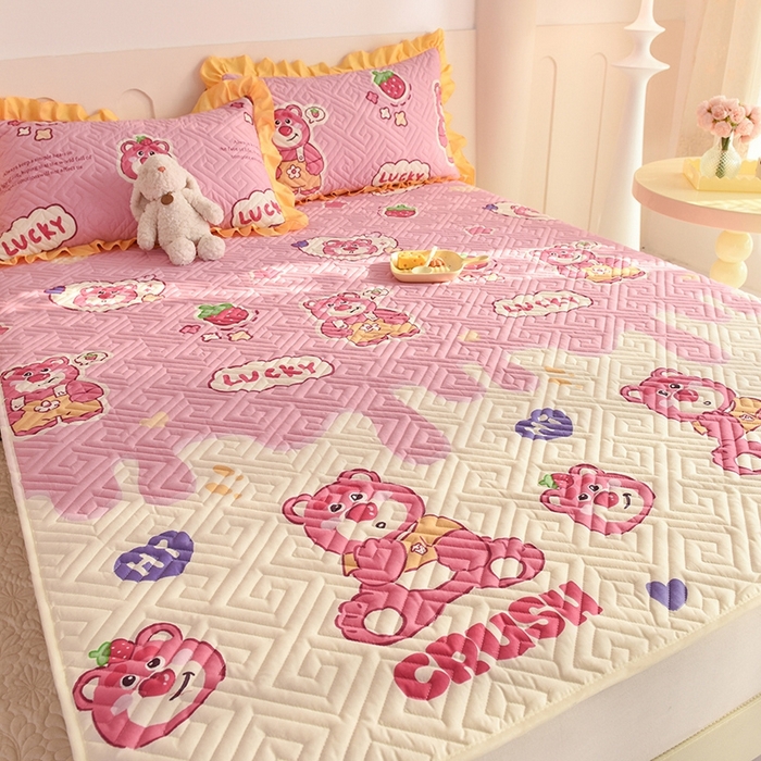 91家纺网 家纺一手货源 找家纺 美达家纺 2025新款A类全棉夹棉系列床垫床护垫  草莓熊宝