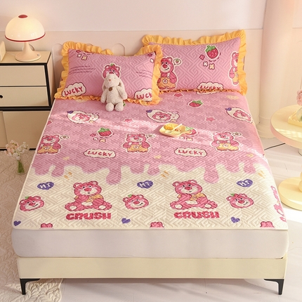 91家纺网 家纺一手货源 找家纺 美达家纺 2025新款A类全棉夹棉系列床垫床护垫  草莓熊宝