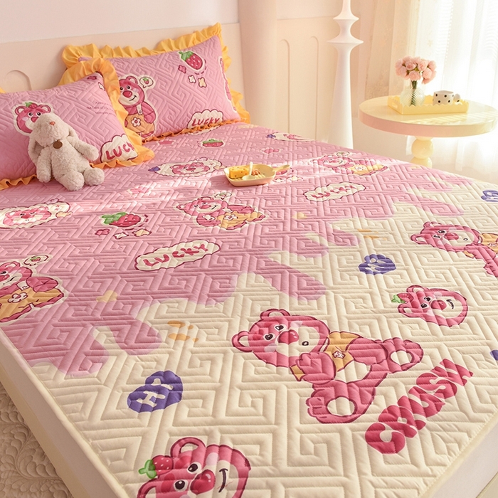 91家纺网 家纺一手货源 找家纺 美达家纺 2025新款A类全棉夹棉系列床垫床护垫  草莓熊宝