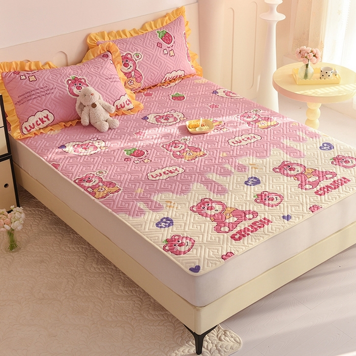 91家纺网 家纺一手货源 找家纺 美达家纺 2025新款A类全棉夹棉系列床垫床护垫  草莓熊宝