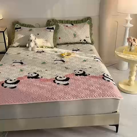 91家纺网 家纺一手货源 找家纺 美达家纺 2025新款A类全棉夹棉系列床垫床护垫  熊猫乐园-粉