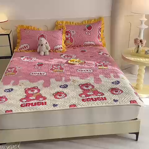 91家纺网 家纺一手货源 找家纺 美达家纺 2025新款A类全棉夹棉系列床垫床护垫  草莓熊宝