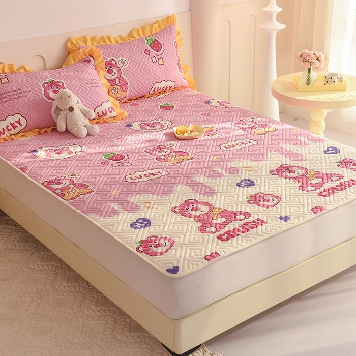 91家纺网 家纺一手货源 找家纺 美达家纺 2025新款A类全棉夹棉系列床垫床护垫  草莓熊宝