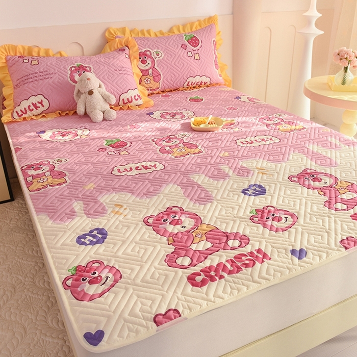 91家纺网 家纺一手货源 找家纺 美达家纺 2025新款A类全棉夹棉系列床垫床护垫  草莓熊宝