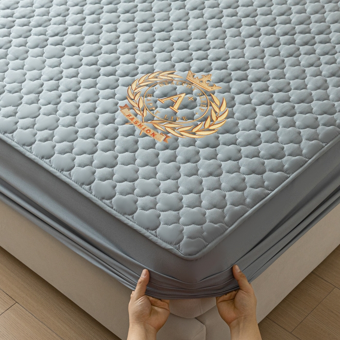 91家纺网 家纺一手货源 找家纺 卡伦 2025新款夹棉床笠烫画系列 皇冠-灰