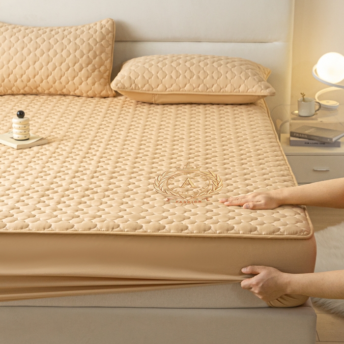 91家纺网 家纺一手货源 找家纺 卡伦 2025新款夹棉床笠烫画系列 皇冠-驼