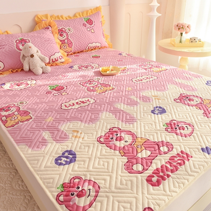 91家纺网 家纺一手货源 找家纺 美达家纺 2025新款A类全棉夹棉系列床垫床护垫  草莓熊宝