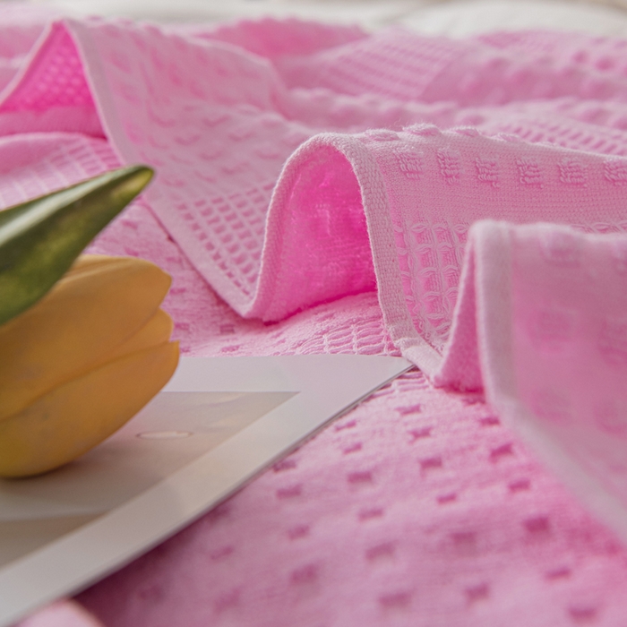 91家纺网 家纺一手货源 找家纺 雯雨家纺 2024老式怀旧A类纯棉毛巾被 蜂窝粉色