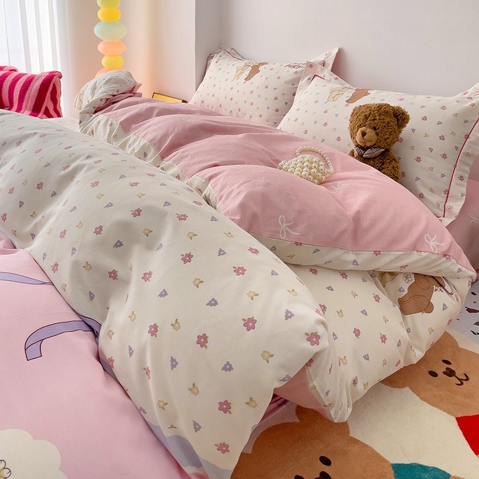 91家纺网 家纺一手货源 找家纺 乐童 2024新款直播爆款13070纯棉印花吊边款一字绣四件套 超甜熊仔