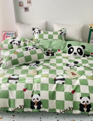 91家纺网 家纺一手货源 找家纺 乐童 2024新款直播爆款13070纯棉印花吊边款一字绣四件套 安逸胖达