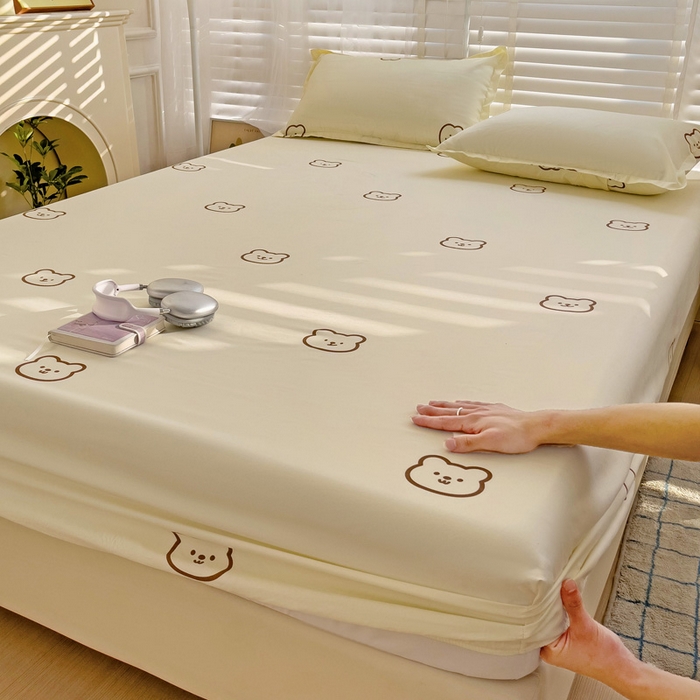 91家纺网 家纺一手货源 找家纺  楠沐家纺 2026新款印花亲肤芦荟棉水洗棉床笠 熊白卡