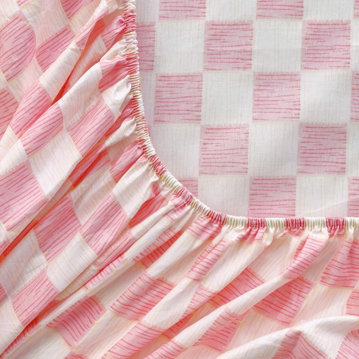 91家纺网 家纺一手货源 找家纺  楠沐家纺 2026新款印花亲肤芦荟棉水洗棉床笠 棋盘格-粉