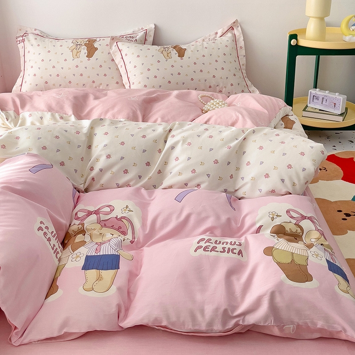 91家纺网 家纺一手货源 找家纺 乐童 2024新款直播爆款13070纯棉印花吊边款一字绣四件套 超甜熊仔