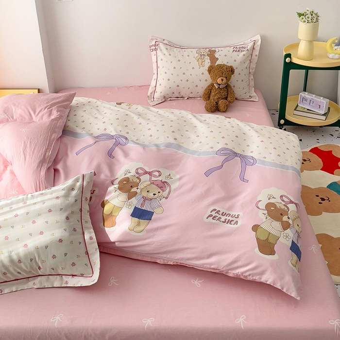 91家纺网 家纺一手货源 找家纺 乐童 2024新款直播爆款13070纯棉印花吊边款一字绣四件套 超甜熊仔