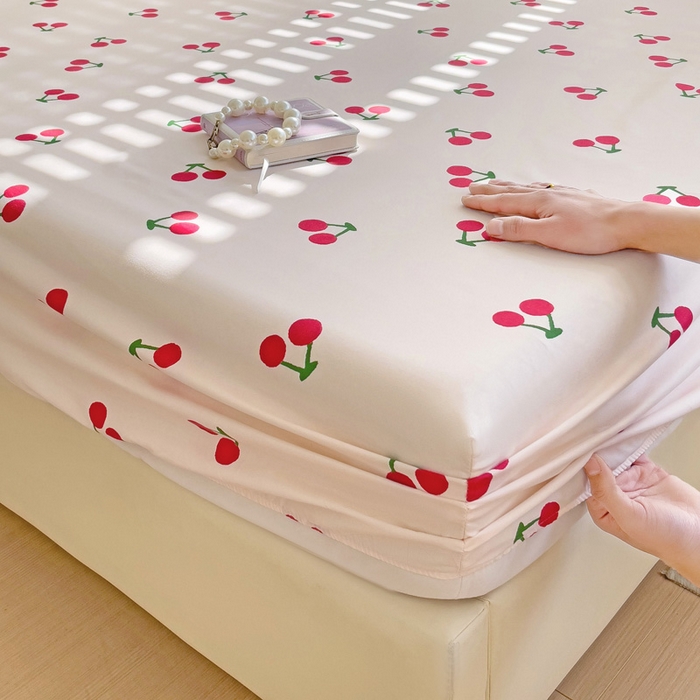 91家纺网 家纺一手货源 找家纺  楠沐家纺 2025新款印花亲肤芦荟棉水洗棉床笠 小樱桃