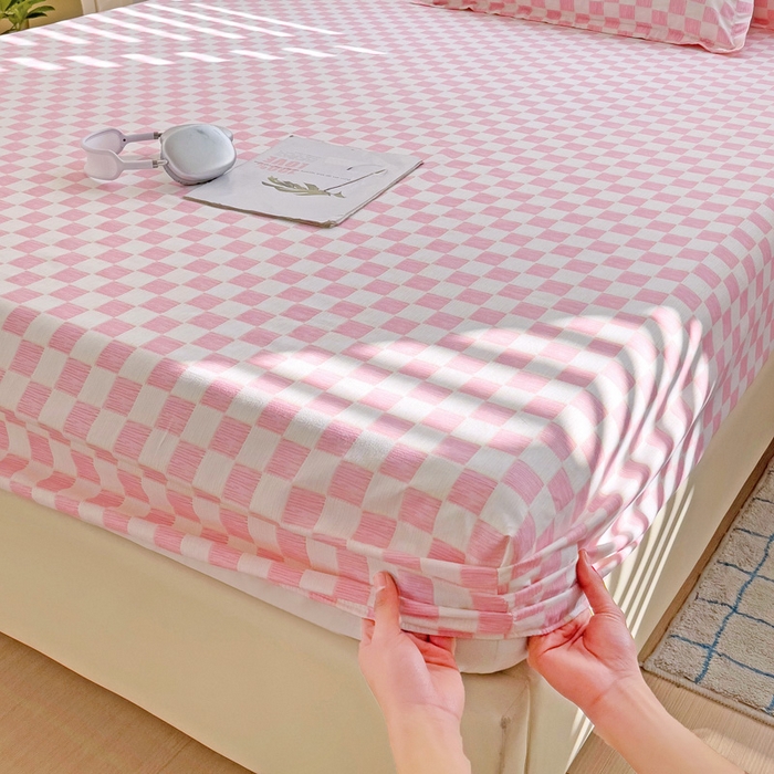 91家纺网 家纺一手货源 找家纺  楠沐家纺 2026新款印花亲肤芦荟棉水洗棉床笠 棋盘格-粉