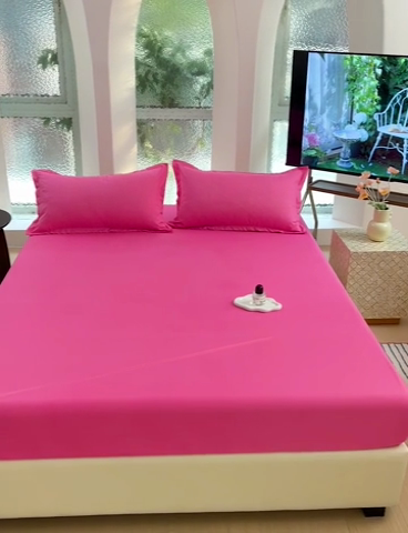 91家纺网 家纺一手货源 找家纺  楠沐家纺 2025新款纯色亲肤芦荟棉水洗棉床笠 玖红