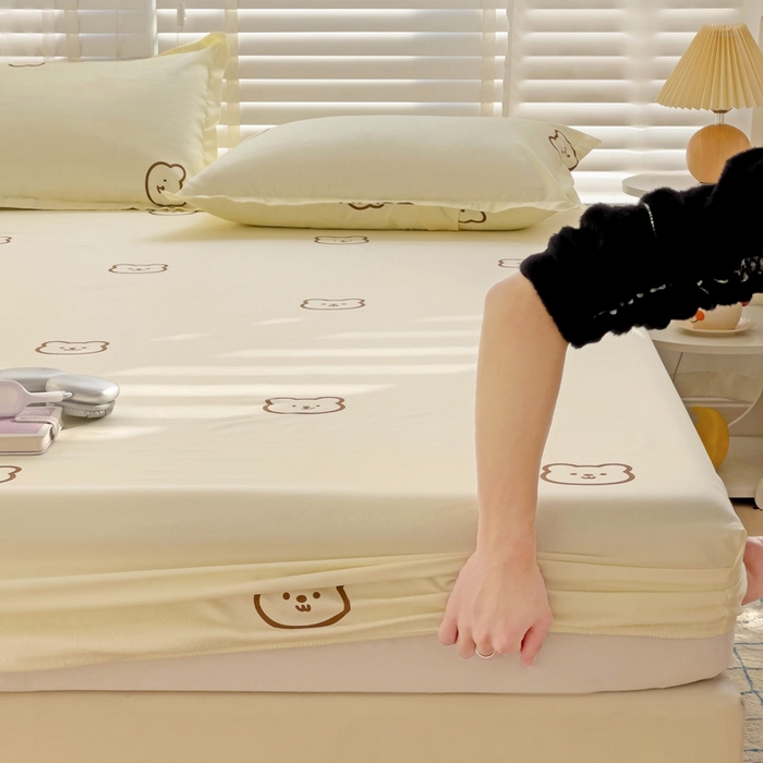 91家纺网 家纺一手货源 找家纺  楠沐家纺 2026新款印花亲肤芦荟棉水洗棉床笠 熊白卡