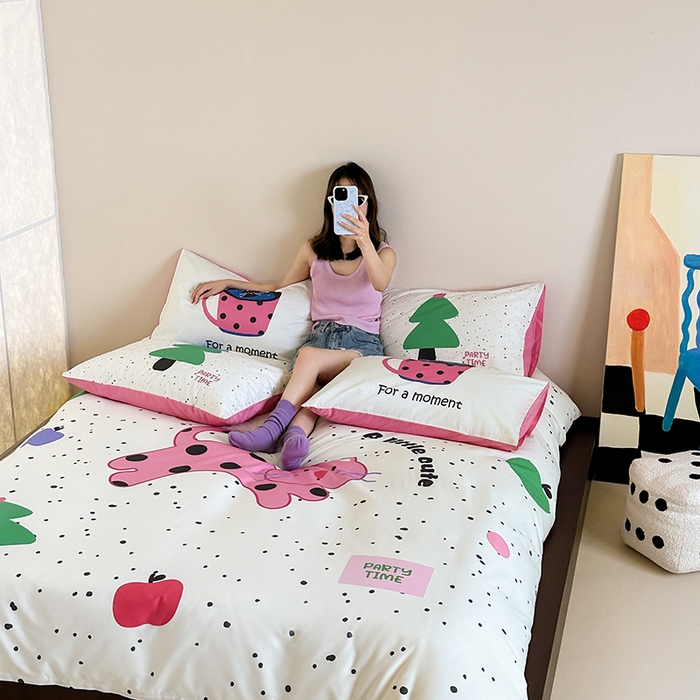 91家纺网 家纺一手货源 找家纺 红馆 2024新款13070大版数码印花四件套 派对时刻