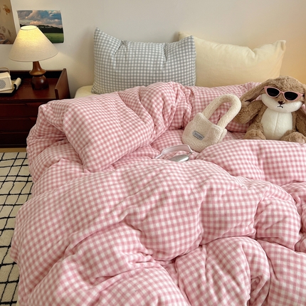 91家纺网 家纺一手货源 找家纺 盼季家纺 2024新款软糯舒适保暖加密高克重牛奶绒四件套 牛奶绒-浅粉格混搭