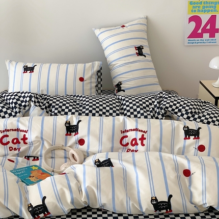 91家纺网 家纺一手货源 找家纺 六巷胡同 2024新款ins童趣风卡通AB版四件套-第三系 蓝条小黑猫