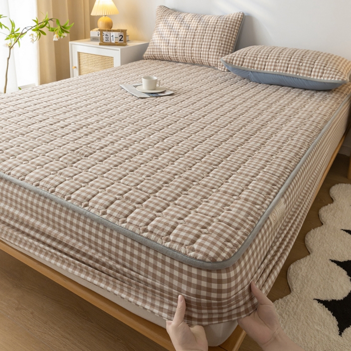 91家纺网 家纺一手货源 找家纺 鑫钰 2024新款无印风水洗棉水洗亲肤大豆夹棉床笠-简格 简格-驼小格