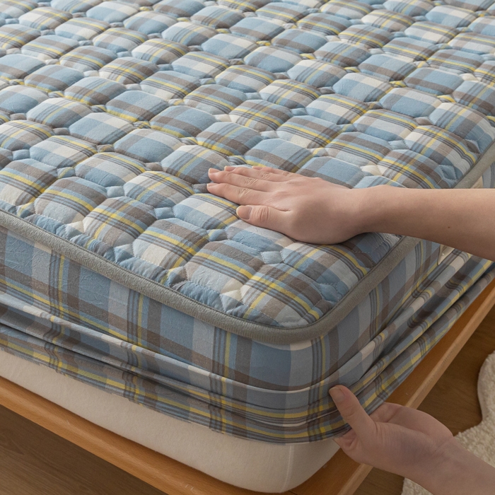 91家纺网 家纺一手货源 找家纺 （总）鑫钰 2024新款无印风水洗棉水洗亲肤大豆夹棉床笠-简格