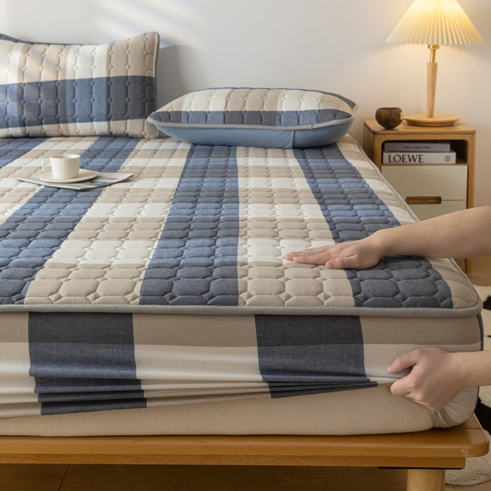 91家纺网 家纺一手货源 找家纺 鑫钰 2024新款无印风水洗棉水洗亲肤大豆夹棉床笠-简格 简格-蓝大格