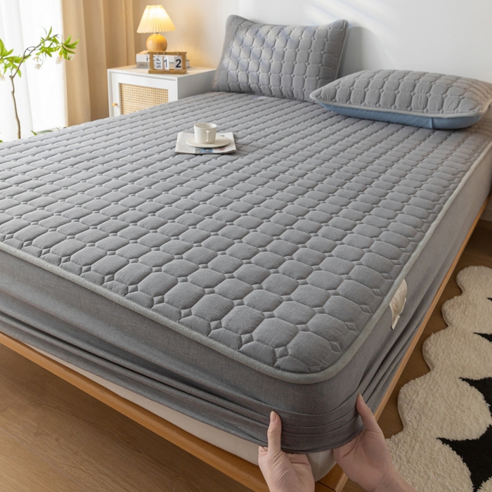 91家纺网 家纺一手货源 找家纺 鑫钰 2024新款无印风水洗棉水洗亲肤大豆夹棉床笠-简格 简格-绅士灰