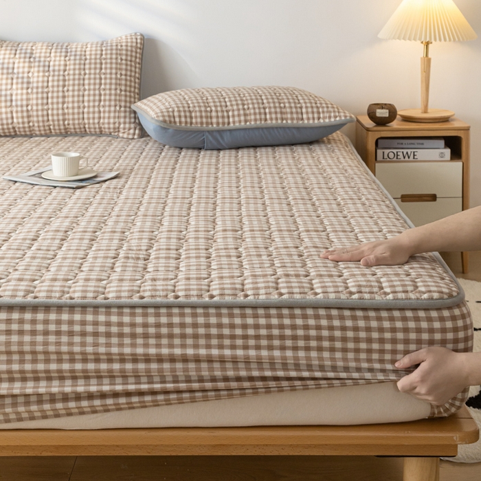 91家纺网 家纺一手货源 找家纺 鑫钰 2024新款无印风水洗棉水洗亲肤大豆夹棉床笠-简格 简格-驼小格