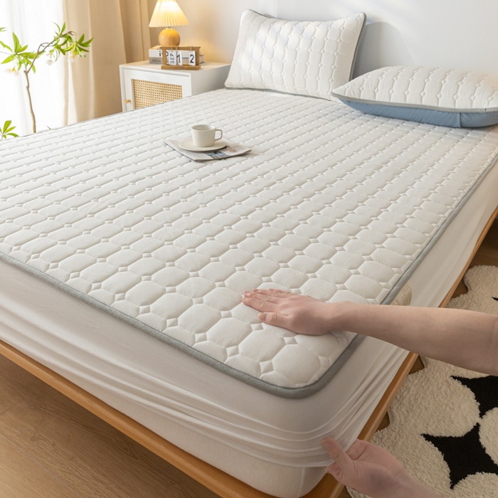 91家纺网 家纺一手货源 找家纺 鑫钰 2024新款无印风水洗棉水洗亲肤大豆夹棉床笠-简格 简格-月光白