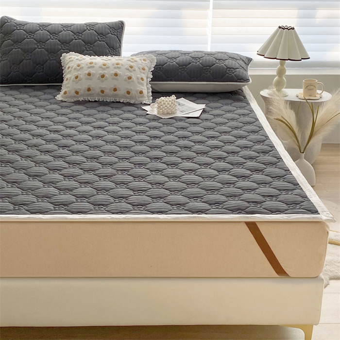 91家纺网 家纺一手货源 找家纺 鑫钰 2024新款A类水洗棉大豆夹棉床护垫 太阳花-高级灰